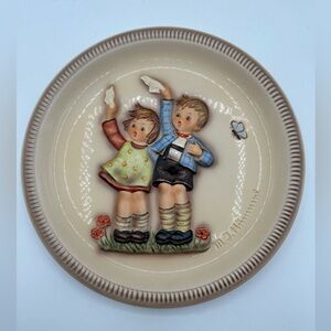 M.I. HUMMEL, ANNIVERSARY 10" PLATE, "AUF WIEDERSEHEN"  DATED 1985